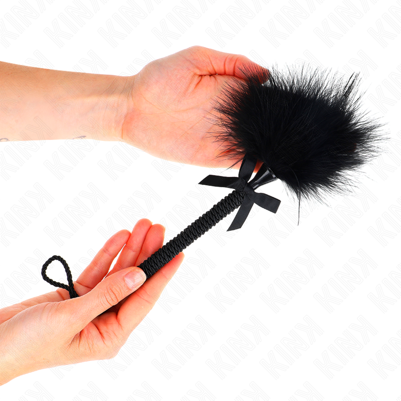 KINK - BÂTON DE CORDE EN NYLON AVEC PLUMES CHATOUILLEUSES ET NŒUD NOIR 25 CM