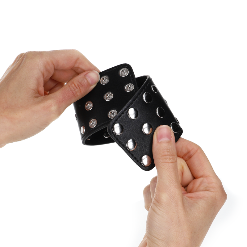 KINK - POLSMANCHETTEN MET DRUKSLUITING VOL MET STUDS ZWART VERSTELBAAR 19-24 CM X 5,5 CM