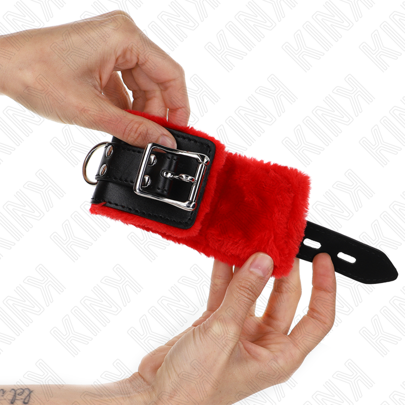 KINK - Gevoerde polsmanchet met vierkante gaten, rode en zwarte band, verstelbaar 17-29 cm x 6 cm