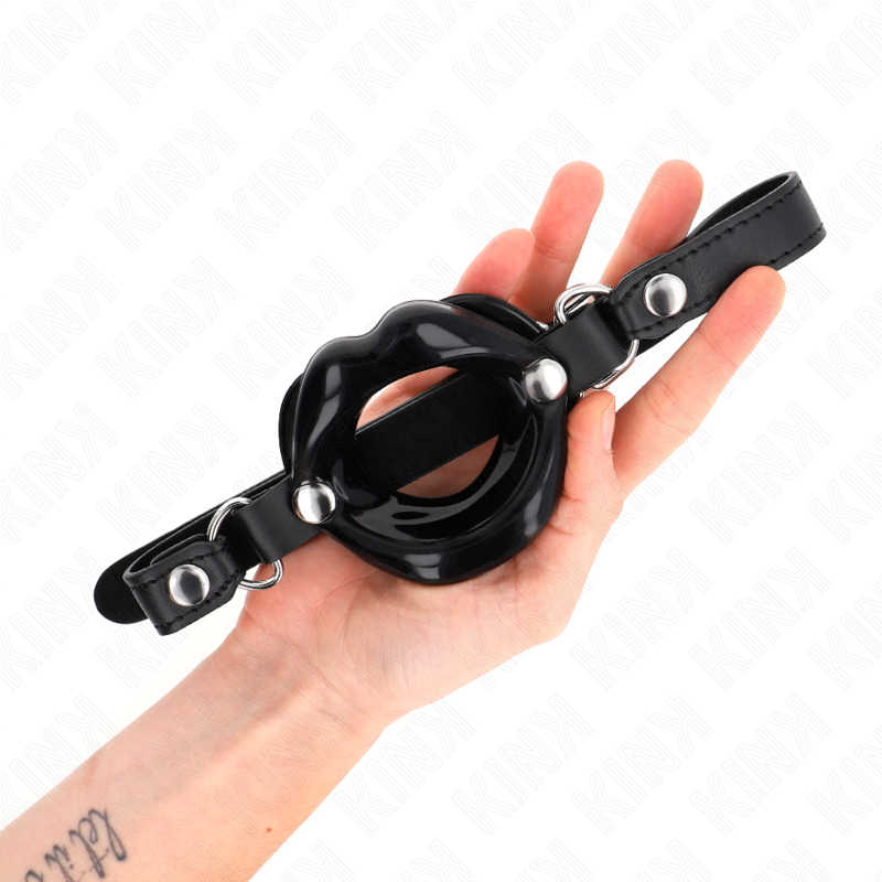 KINK - LIP 8 CM GAG MET ZWARTE KUNSTSTOF RIEM 63 x 2 CM VERSTELBAAR 39-58 CM