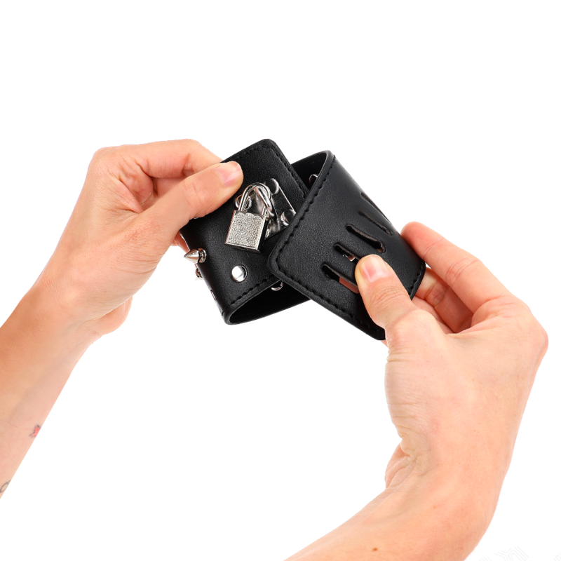 KINK - POIGNETS PUNK AVEC POINTES 25 X 6 CM