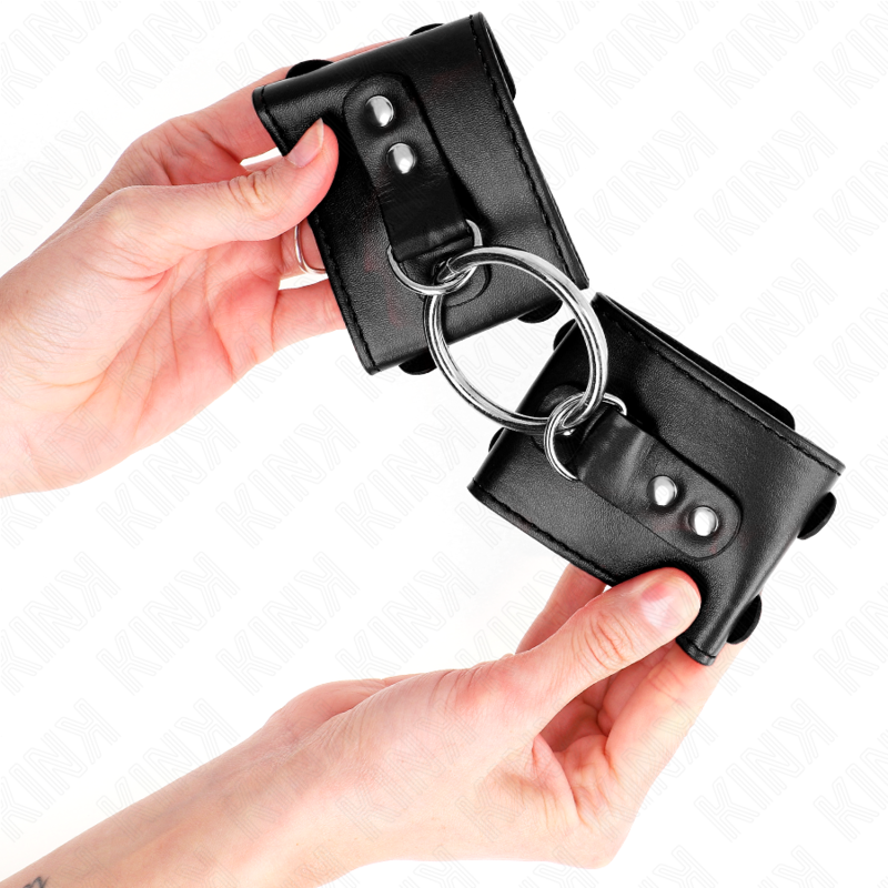 KINK - VASTE POLSMANCHET MET RING EN KLINKNAGELS VERSTELBAAR ZWART 17-22 CM X 6,5 CM