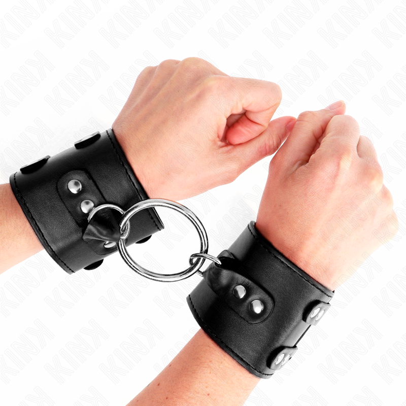 KINK - VASTE POLSMANCHET MET RING EN KLINKNAGELS VERSTELBAAR ZWART 17-22 CM X 6,5 CM
