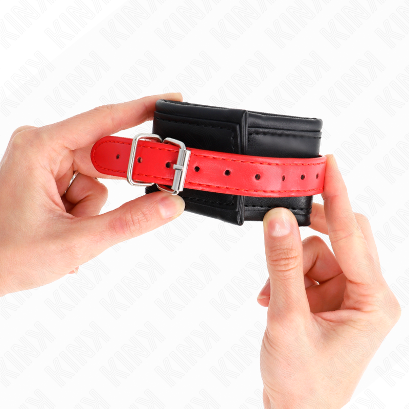 KINK - ZWARTE POLSMANCHETTEN MET RODE RIEM VERSTELBAAR 17-28 CM X 6 CM