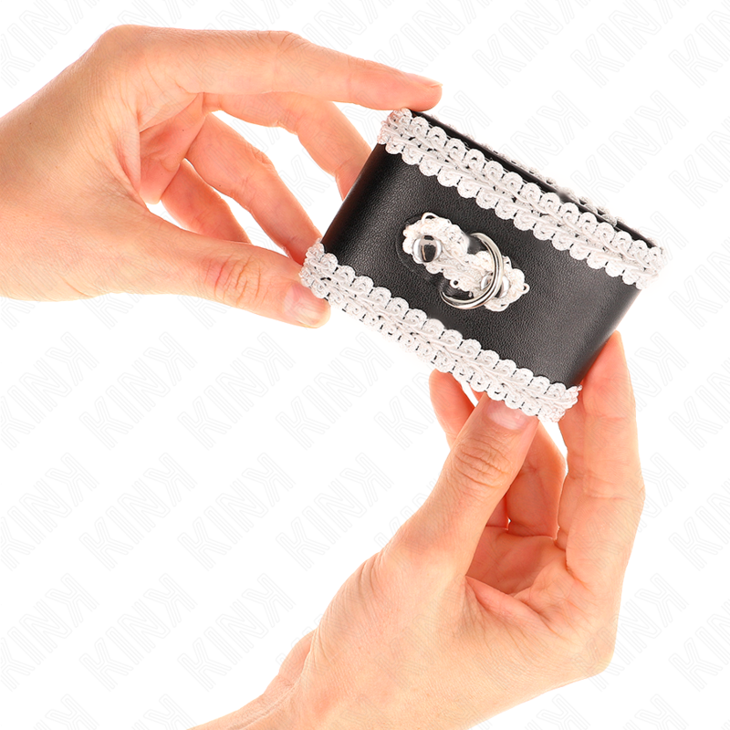 KINK - POIGNETS NOIRS AVEC DENTELLE DÉCORÉE BLANCHE, RÉGLABLES 20-23 CM X 5,5 CM